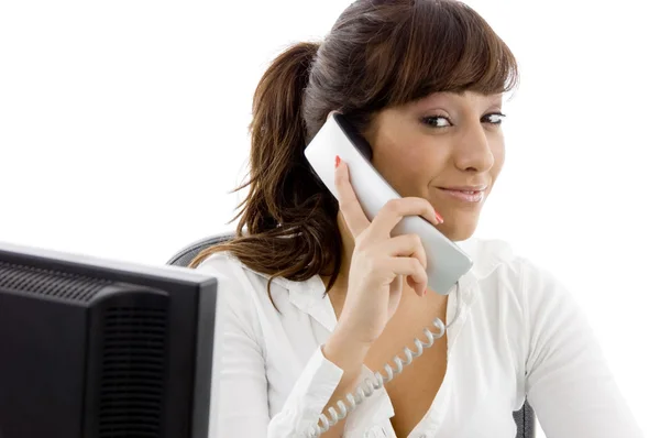 Vrouwelijke uitvoerend praten over telefoon — Stockfoto