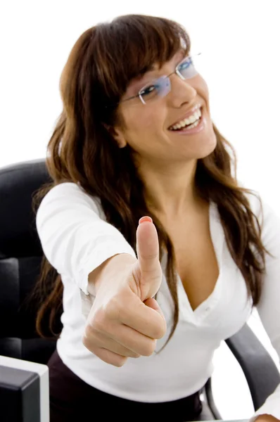 Mulher executiva sorridente com os polegares para cima — Fotografia de Stock
