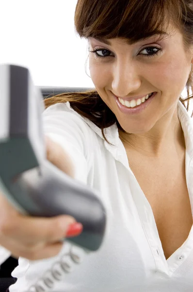 Kobieta szczęśliwa trzymając telefon odbiornika — Zdjęcie stockowe
