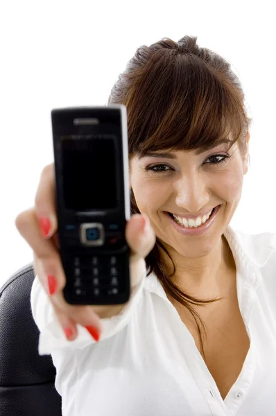 Бізнес-леді показує свій мобільний телефон — стокове фото