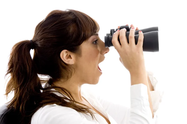 Šokovaná žena prohlížení přes dalekohled — Stock fotografie