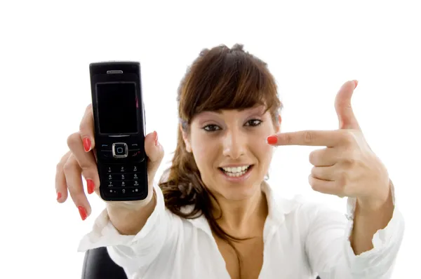 Женщина-бухгалтер показывает мобильный телефон — стоковое фото