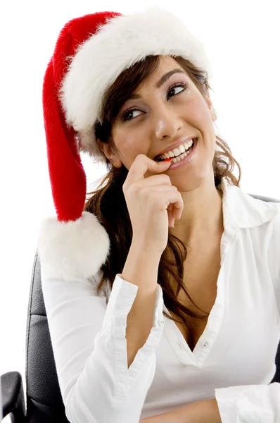 Timide femme exécutive dans le chapeau de Noël — Photo