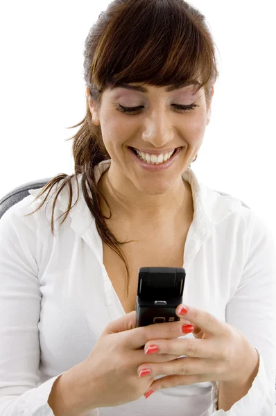 Щаслива жінка бухгалтера за допомогою мобільного телефону — стокове фото