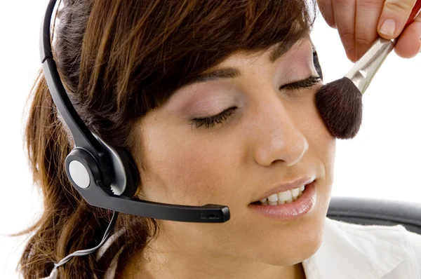 Customer care executive applying blush — Stock Photo, Image