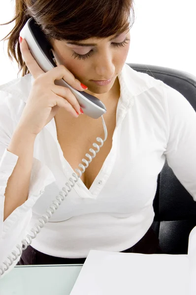 Geschäftsfrau bei Telefonat dabei — Stockfoto