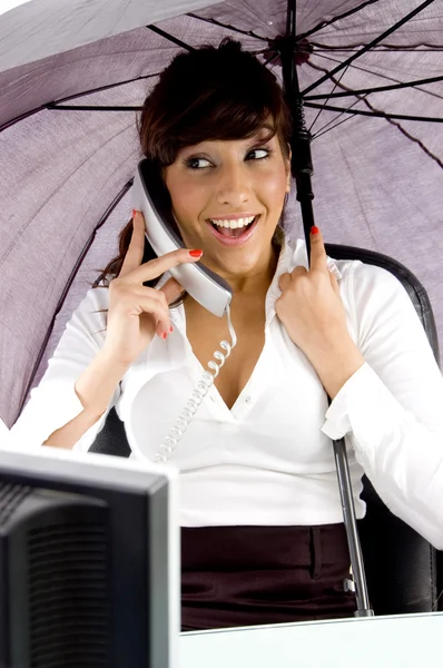 Female accountant communicating on phone — Stock Photo, Image