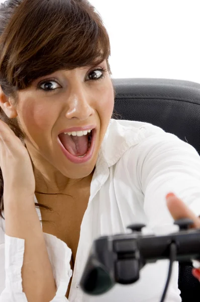 Возбужденная деловая женщина, играющая в видеоигры — стоковое фото