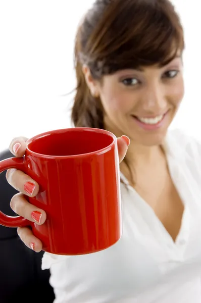 Vrouwelijke uitvoerend bedrijf koffie mok — Stockfoto