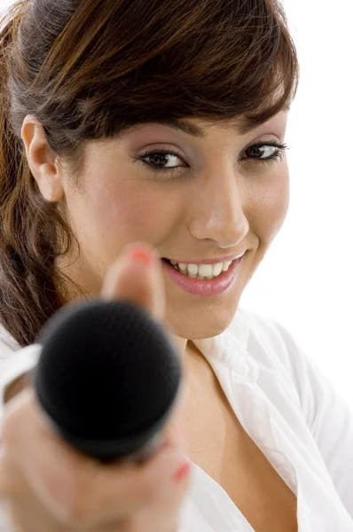 Executivo feminino oferecendo microfone — Fotografia de Stock