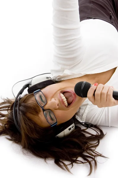 歌の女性の大音量で音楽を楽しむ — ストック写真