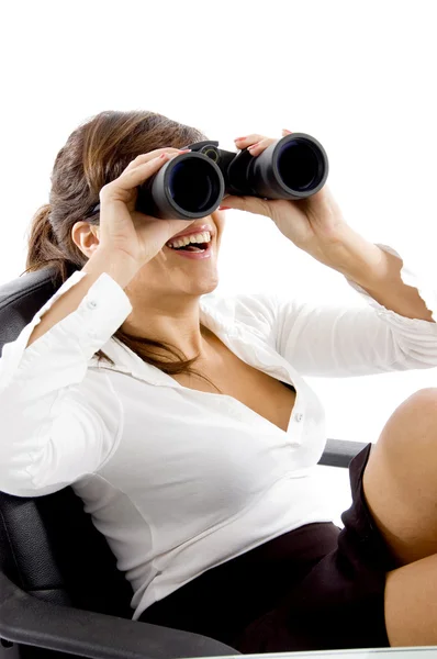 Žena při pohledu dalekohledem — Stock fotografie