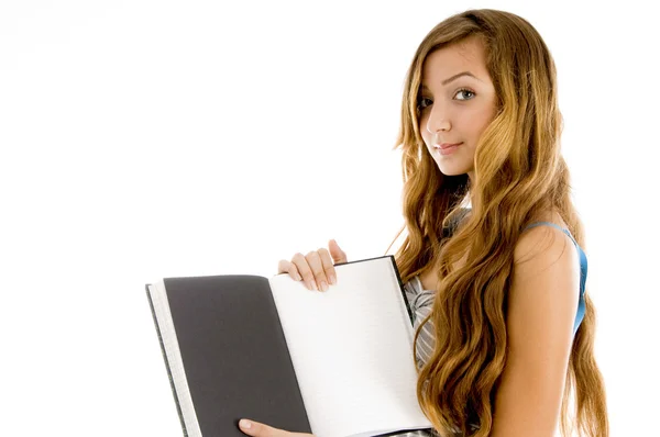 Adolescente bonita mostrando caderno aberto — Fotografia de Stock