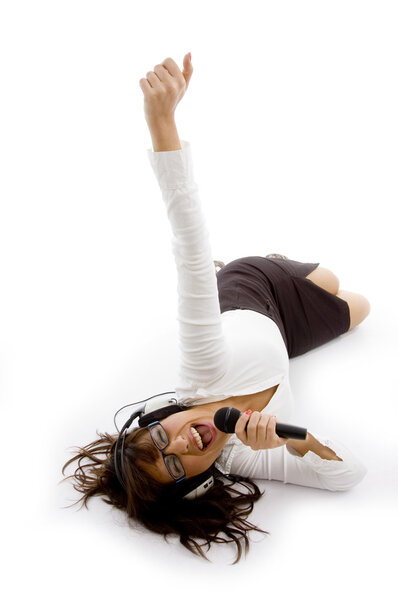 Великолепная красота наслаждается громкой музыкой
