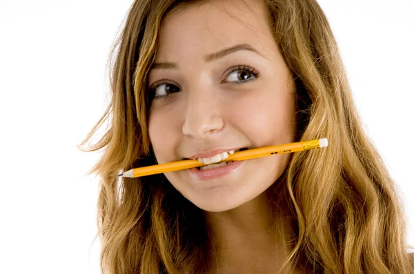 Güzel kızın ağzına kalem tutan — Stok fotoğraf