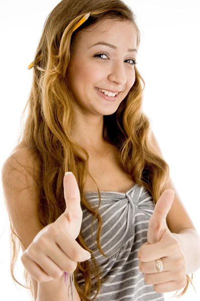 Улыбающийся подросток с поднятыми пальцами — стоковое фото