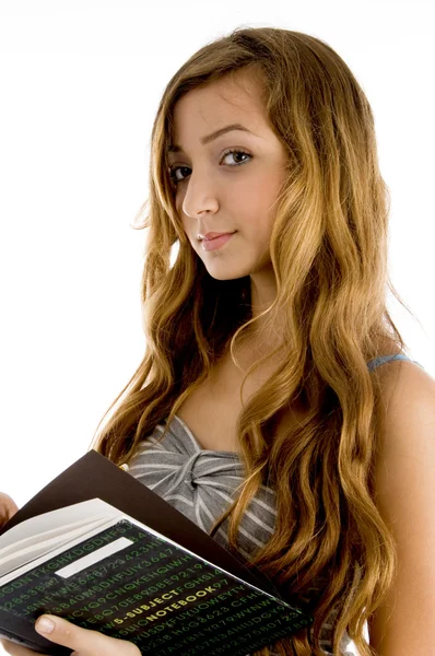Красивая студентка-подросток с блокнотом — стоковое фото