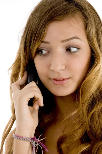 Ganska ung flicka talar i mobiltelefon — Stockfoto
