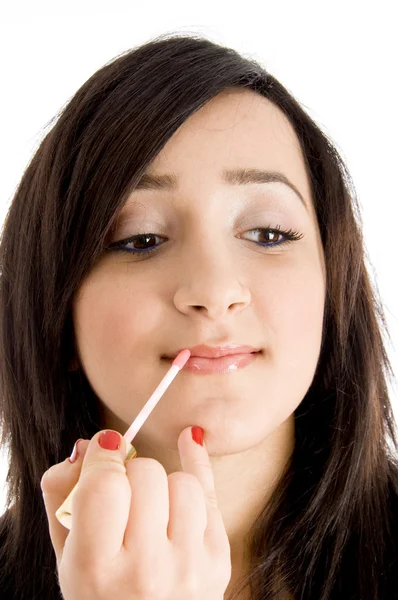 Kosmetikerin setzt Lippenstift auf Mädchenlippe — Stockfoto
