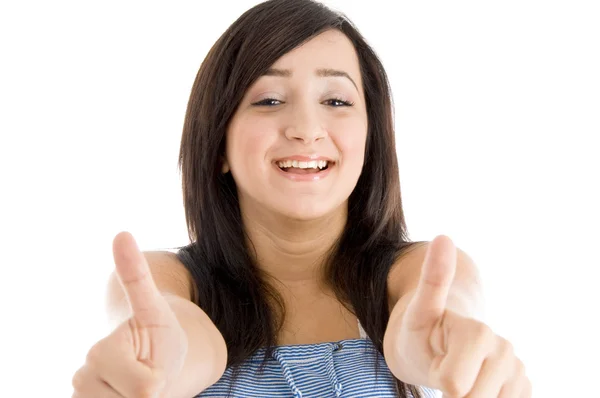 Молода дівчина показує великі пальці вгору посміхаючись — стокове фото