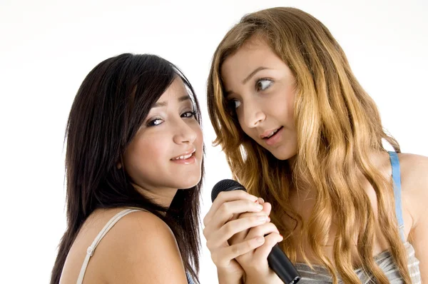 Sorridenti giovani modelle cantano in microfono — Foto Stock
