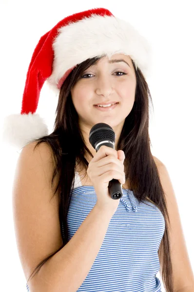 Menina vestindo chapéu de Natal segurando microfone — Fotografia de Stock