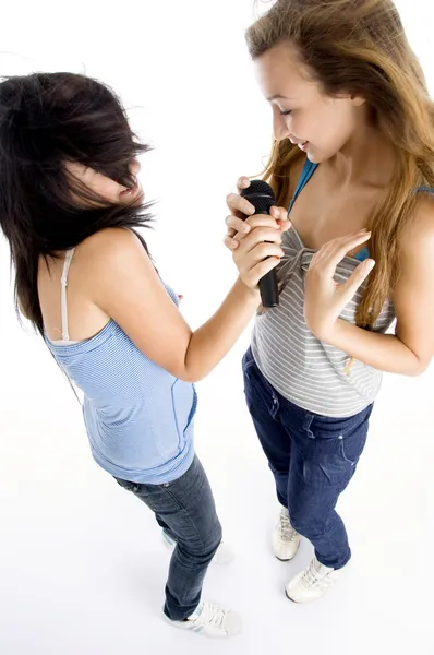Meninas jovens realizando com microfone — Fotografia de Stock