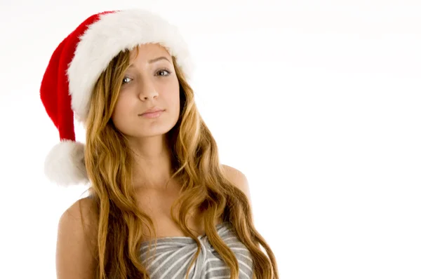 Симпатичный подросток в рождественской шляпе позирует — стоковое фото