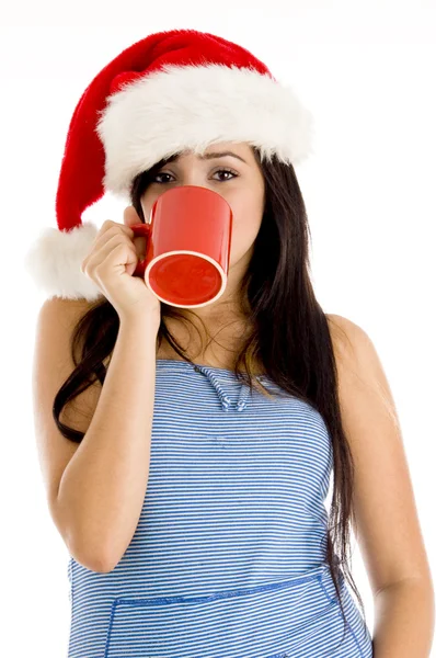 喝咖啡的圣诞老人帽的年轻女孩 — 图库照片