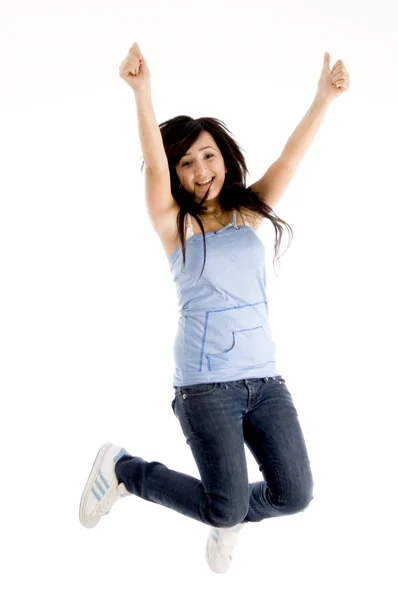 Glad brunett tjej hoppar högt — Stockfoto