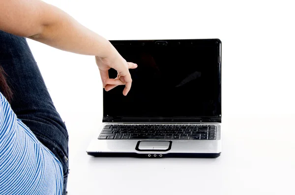 Amerikanska skolflicka pekar på laptop — Stockfoto