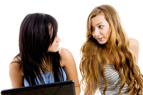 Caucasianas estudantes do sexo feminino ocupado conversando — Fotografia de Stock