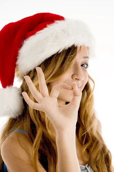 Gyönyörű lány visel karácsonyi kalap — Stock Fotó