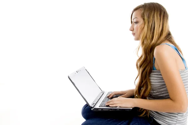 Estudante loira trabalhando no laptop — Fotografia de Stock