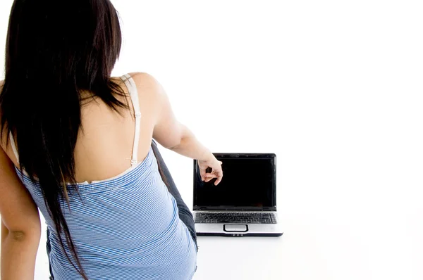 Μελαχρινή γυναίκα δείχνει για φορητό υπολογιστή — Φωτογραφία Αρχείου