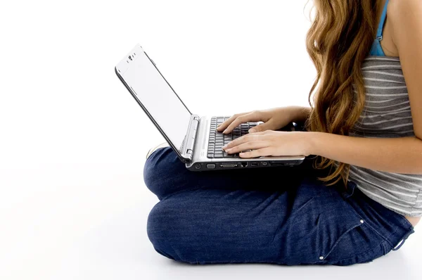 Menina da escola caucasiana trabalhando no laptop — Fotografia de Stock