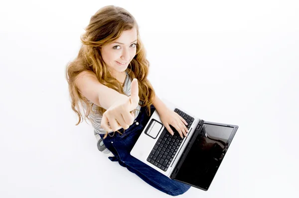 学校与便携式计算机和竖起大拇指的女孩 — 图库照片