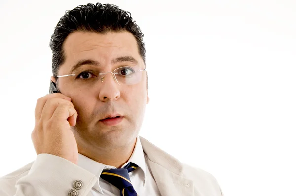 Потрясенный бизнесмен с сотовым телефоном — стоковое фото