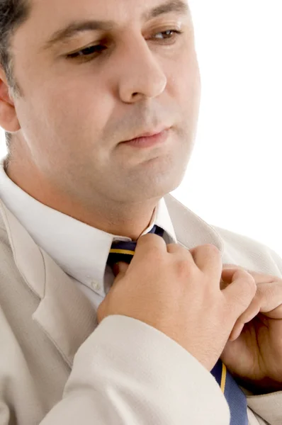 Homme professionnel ajustant sa cravate — Photo