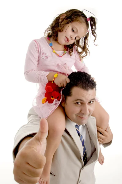 女孩坐在父亲的肩上 — 图库照片