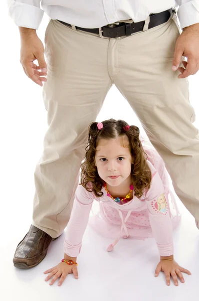 お父さんの下の床に座っている小さな女の子 — ストック写真