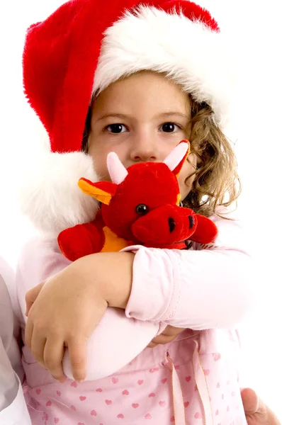 拥抱她的礼物的圣诞老人帽的女孩 — 图库照片