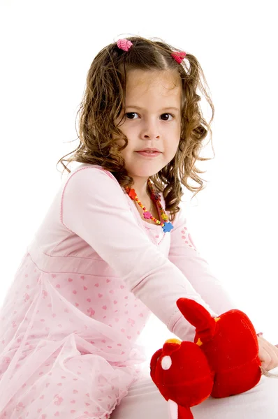 Entzückendes Mädchen posiert mit ihrem roten Spielzeug — Stockfoto