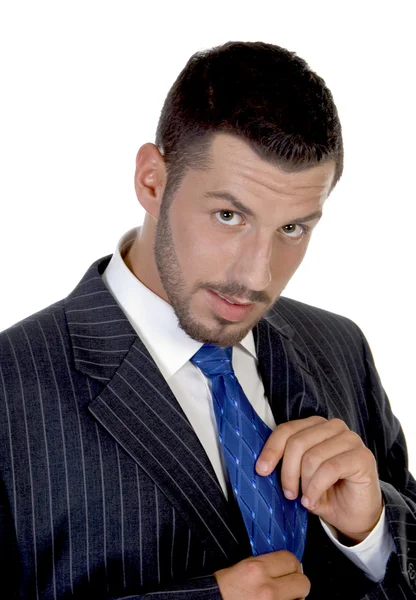Бизнесмен держит галстук — стоковое фото