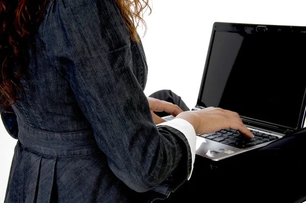 Крупним планом жінка з ноутбуком — стокове фото