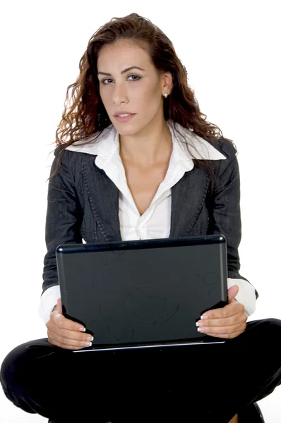 Бізнес-леді холдингу ноутбук — стокове фото