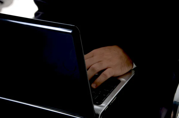 Närbild av mannen som arbetar på laptop — Stockfoto