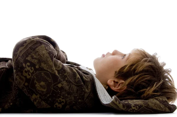 Vista lateral da criança descansando no chão — Fotografia de Stock
