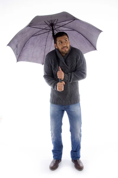 Молодой человек держит зонтик — стоковое фото