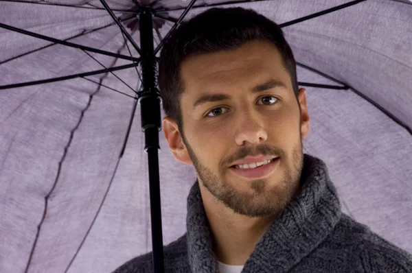 Mann hält Regenschirm und lächelt — Stockfoto